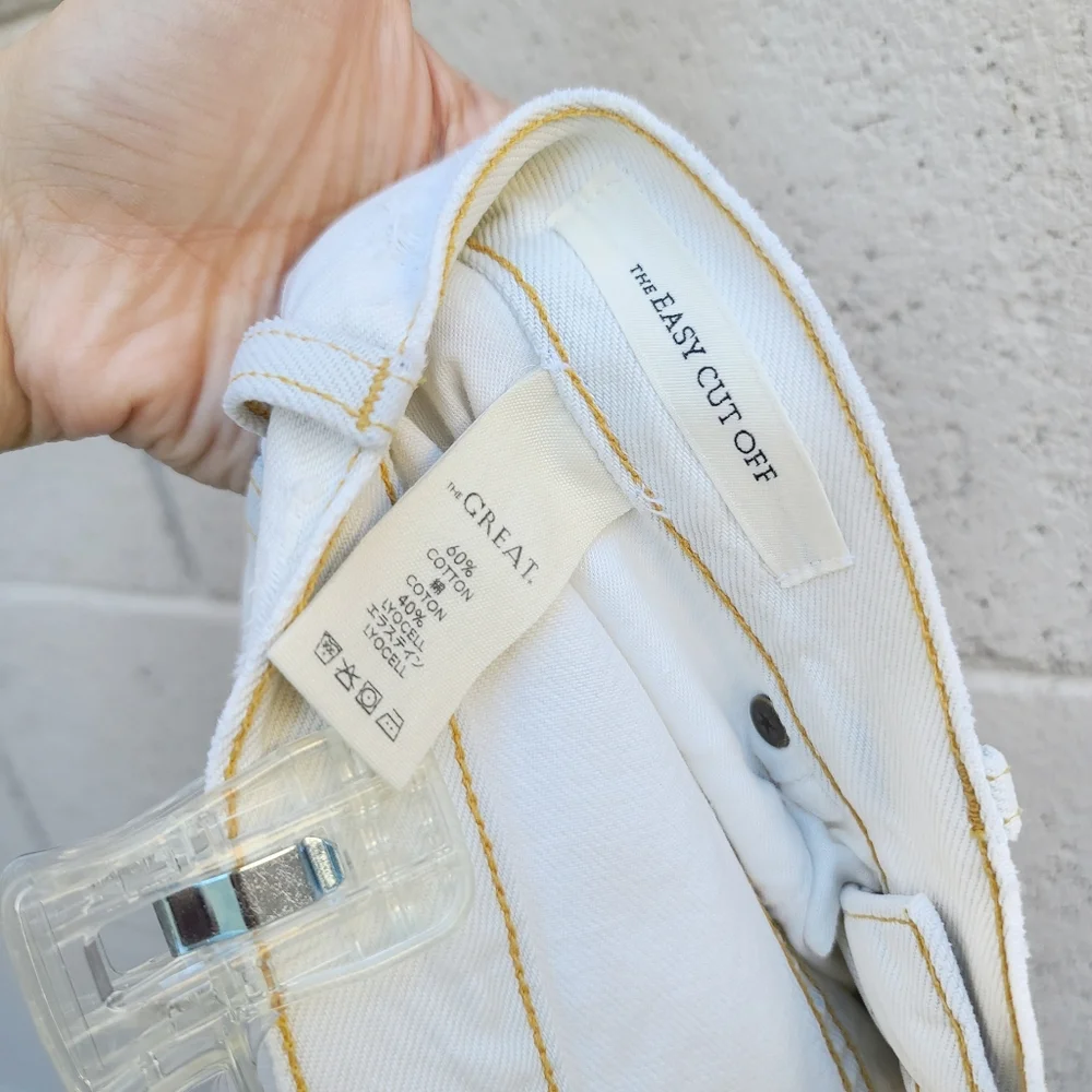 The GREAT. | The Easy Cut Off Denim Short in Bleach Wash Size 26 - Picture 8 of 8